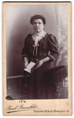 Fotografie Paul Purschke, Rixdorf-Berlin, Richardstr. 116, Dame mit Buch
