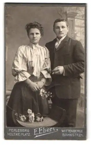 Fotografie E. Ebert, Perleberg, Moltke Platz, Paarporträt mit Blumenarrangement