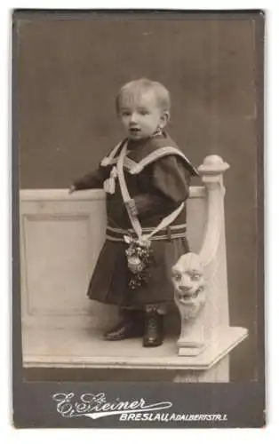 Fotografie E. Steiner, Breslau, Adalbertstr. 1, Kleinkind im Matrosenanzug