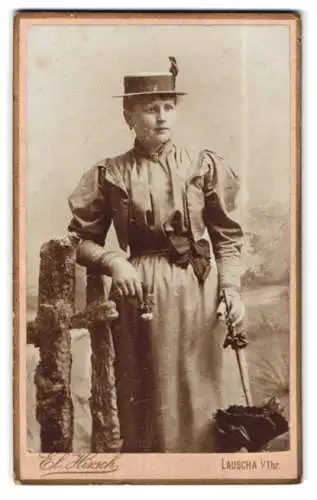 Fotografie El. Hirsch, Lauscha i. Th., Frau mit Spazierstock und Hut