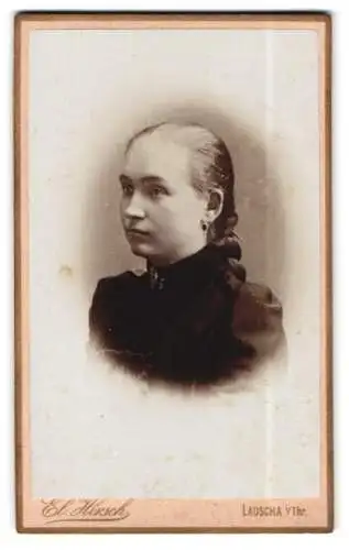 Fotografie El. Hirsch, Lauscha, Halbprofil einer Frau
