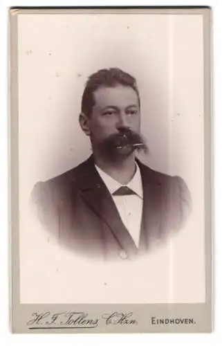 Fotografie H. F. Tollens, Eindhoven, Würdevoller Herr mit Bart