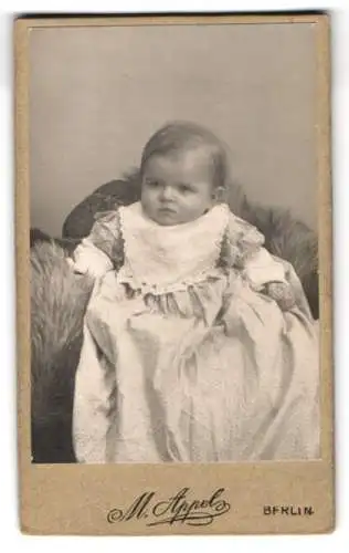 Fotografie M. Appel, Berlin, Neue Königsstr. 2, Kleines Kind im weissen Kleid