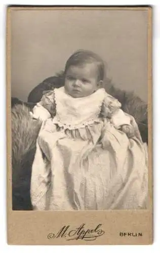 Fotografie M. Appel, Berlin, Neue Königstr. 2, Kleinkind im Kleid