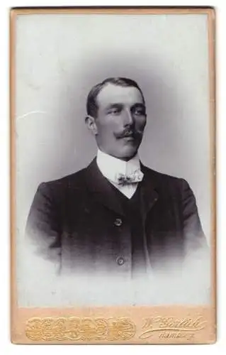 Fotografie W. Gerlich, Hamburg, Porträt eines eleganten Herren