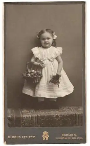 Fotografie Globus Atelier, Berlin, Rosenthaler Str. 27/31, Mädchen mit Blumenkorb