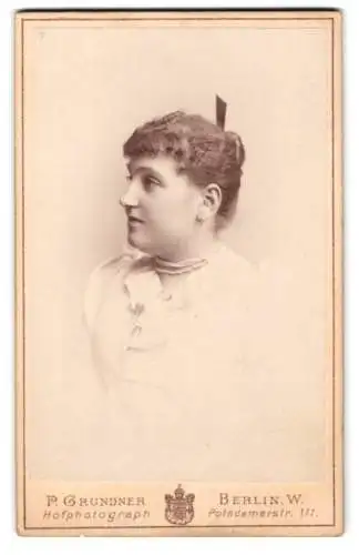 Fotografie P. Grundner, Berlin, Potsdamerstr. 111, Porträt einer Frau im Profil