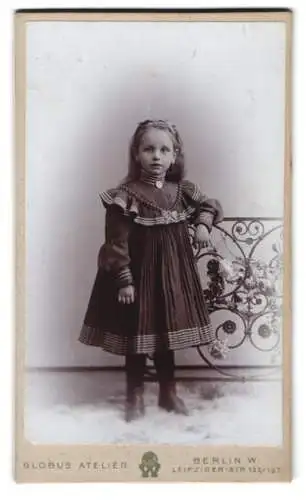 Fotografie Globus Atelier, Berlin, Leipziger-Str. 132/137, Mädchen im eleganten Kleid