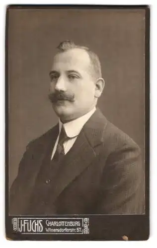 Fotografie J. Fuchs, Charlottenburg, Wilmersdorferstr. 57, Max mit Schnurrbart