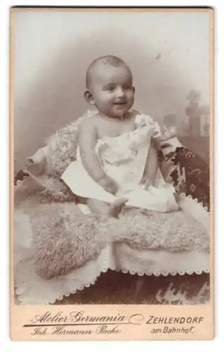 Fotografie Atelier Germania, Zehlendorf, am Bahnhof, Porträt eines lächelnden Babys