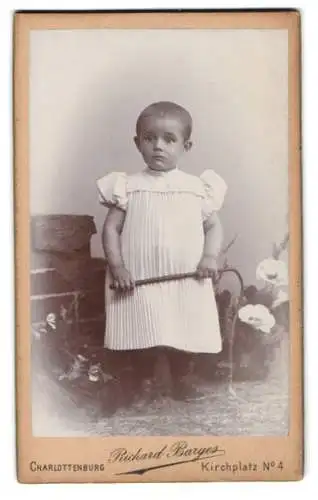 Fotografie Richard Barges, Charlottenburg, Kirchplatz 4, Kind mit Spielzeugstab