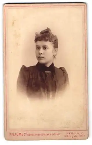 Fotografie Pflaum & Co, Berlin, Königstr. 57, Porträt einer jungen Frau