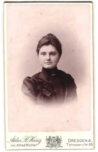 Fotografie Atelier R. Heisig, Dresden, Terrassenufer 30, Porträt einer Dame