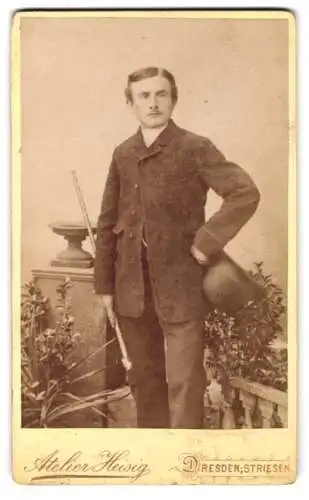 Fotografie Atelier Heisig, Dresden, Mann mit Hut und Gehstock