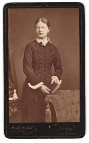 Fotografie Wilh. Witt, Bernburg, Kugelweg 12, M. Hesse in tailliertem Kleid