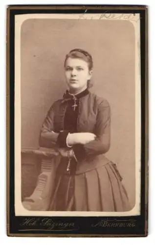 Fotografie Hch. Seizinger, Bernburg, Markt 15, Porträt einer jungen Frau