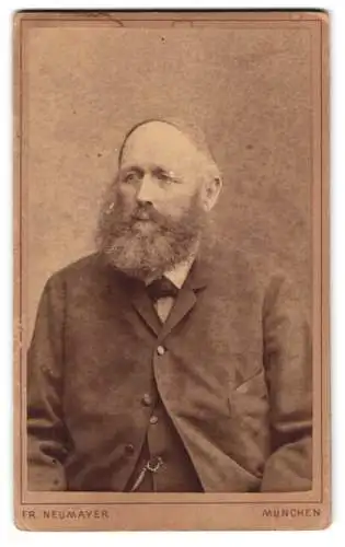 Fotografie Fr. Neumayer, München, Neuhauserstrasse 29, Porträt eines bärtigen Mannes