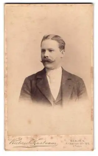 Fotografie Richard Kasbaum, Berlin, Friedrich-Str. 125, Porträt eines Mannes mit Schnurrbart