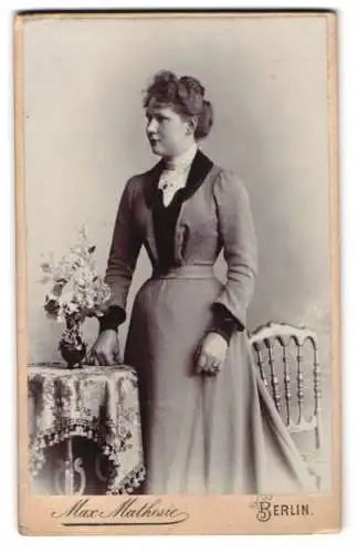 Fotografie Max Mathesie, Berlin, Andreasstrasse 68, Elegante Dame mit Blumenarrangement