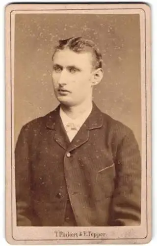 Fotografie T. Pinkert & E. Tepper, Berlin, Grosse Friedrich Strasse 113, Porträt eines jungen Mannes
