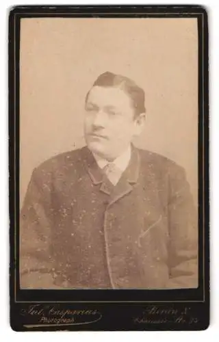 Fotografie Jul. Casparius, Berlin, Chausseestr. 34, Porträt eines Mannes