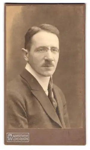 Fotografie A. Wertheim, Berlin, Leipzigerstr., Porträt eines Mannes mit Brille