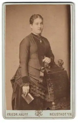 Fotografie Friedr. Hauff, Neustadt a. H., Friedrichstrasse 239c, Porträt einer Frau mit Buch