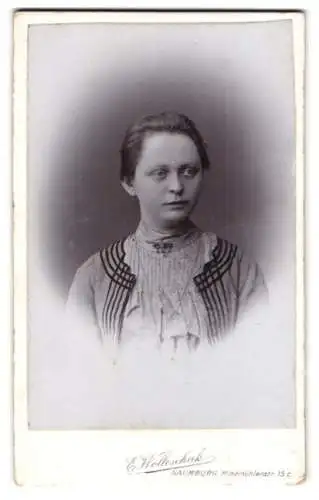 Fotografie E. Wolleschak, Naumburg a. S., Windmühlenstrasse 15c, Porträt einer Frau