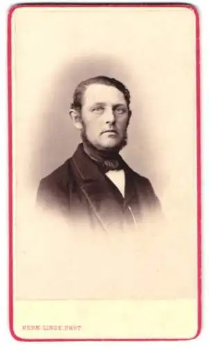 Fotografie Herm. Linde, Lübeck, Johannisstrasse 31, Porträt eines Herrn
