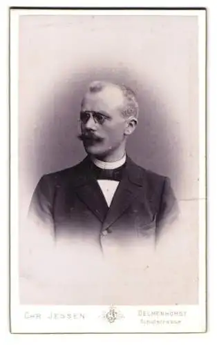 Fotografie Chr. Jessen, Delmenhorst, Schulstrasse, Herr mit Schnurrbart und Brille