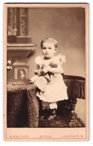 Fotografie A. Walther, Berlin, Lindenstr. 16, Kind mit Puppe