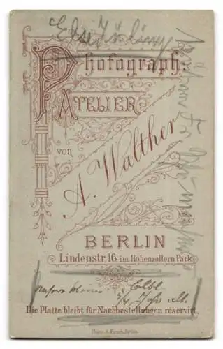 Fotografie A. Walther, Berlin, Lindenstr. 16, Kind mit Puppe