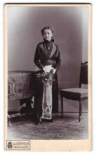 Fotografie A. Wertheim, Berlin, Oranienstr., Frau mit Blumenarrangement