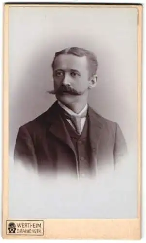Fotografie Wertheim, Berlin, Oranienstrasse, Porträt eines Mannes mit Schnurrbart