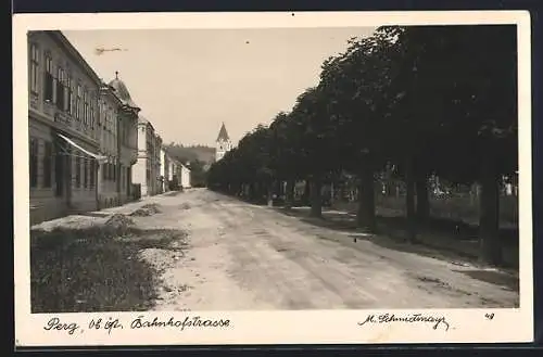 AK Perg /Ob. Öst., Bahnhofstrasse mit Alleepromenade u. Kirche