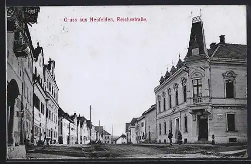 AK Neufelden, Reichsstrasse mit Geschäftshaus Gottfried Ambas und Denkmal