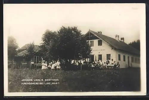AK Kirchschlag bei Linz, Johann Liedls Gasthaus, Gartenansicht mit Versammlung