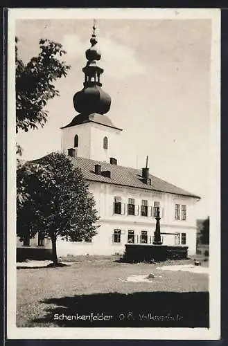 AK Schenkenfelden /O. Ö., Volksschule mit Denkmal und Kirchturm