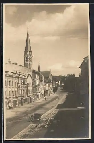 AK Mauerkirchen, Strassenpartie mit Geschäften und Kirchturm aus der Vogelschau
