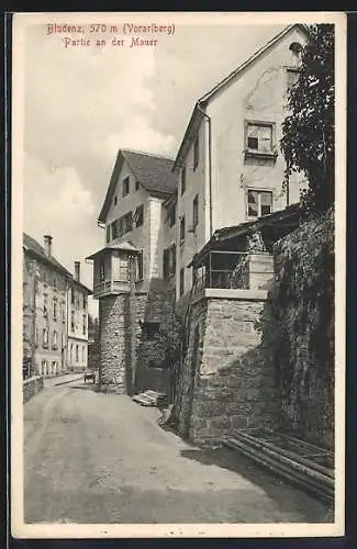 AK Bludenz /Vorarlberg, Strassenpartie an der Mauer
