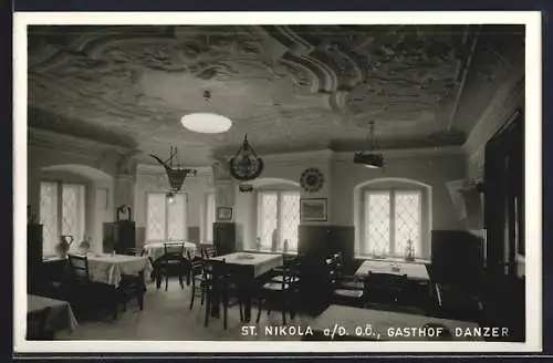 AK St. Nikola a. D., Gasthof Danzer, Innenansicht