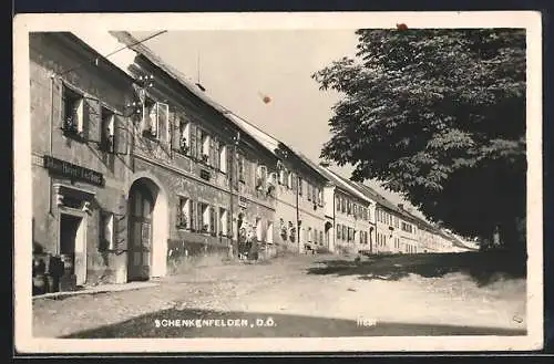 AK Schenkenfelden /O. Ö., Strassenpartie mit Gasthaus Johann Horner