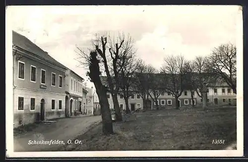 AK Schenkenfelden /O. Oe., Strassenpartie mit Gasthaus