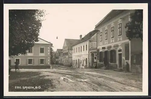 AK Saxen /O. Ö., Strassenpartie mit Gasthaus