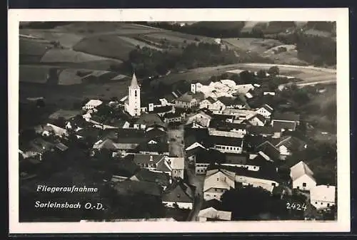 AK Sarleinsbach /O.-D., Strassenpartie mit Kirche, Fliegeraufnahme