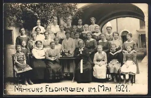 Foto-AK Feldkirchen, Nähkurs 1921, Frauen mit Nähmaschine
