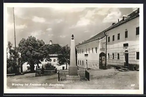 AK Windhag bei Freistadt, Hauptplatz mit Denkmal