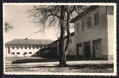 AK Vorchdorf, Auf dem Hof der Schule