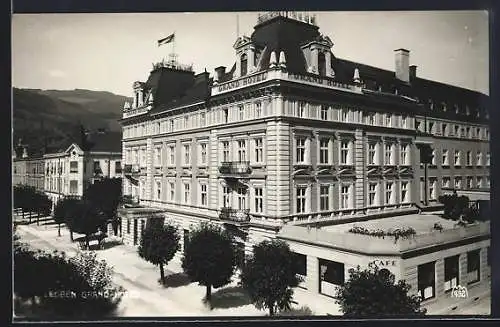AK Leoben, Grand Hotel mit Strasse aus der Vogelschau