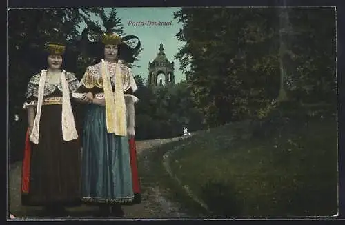 AK Zwei Frauen in Schaumburg-Lippischer Tracht, mit Porta-Denkmal